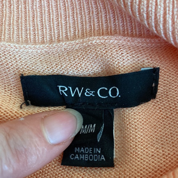 RW & Co. ladies oversized mock turtleneck sweater in size medium. - Picture 4 of 9